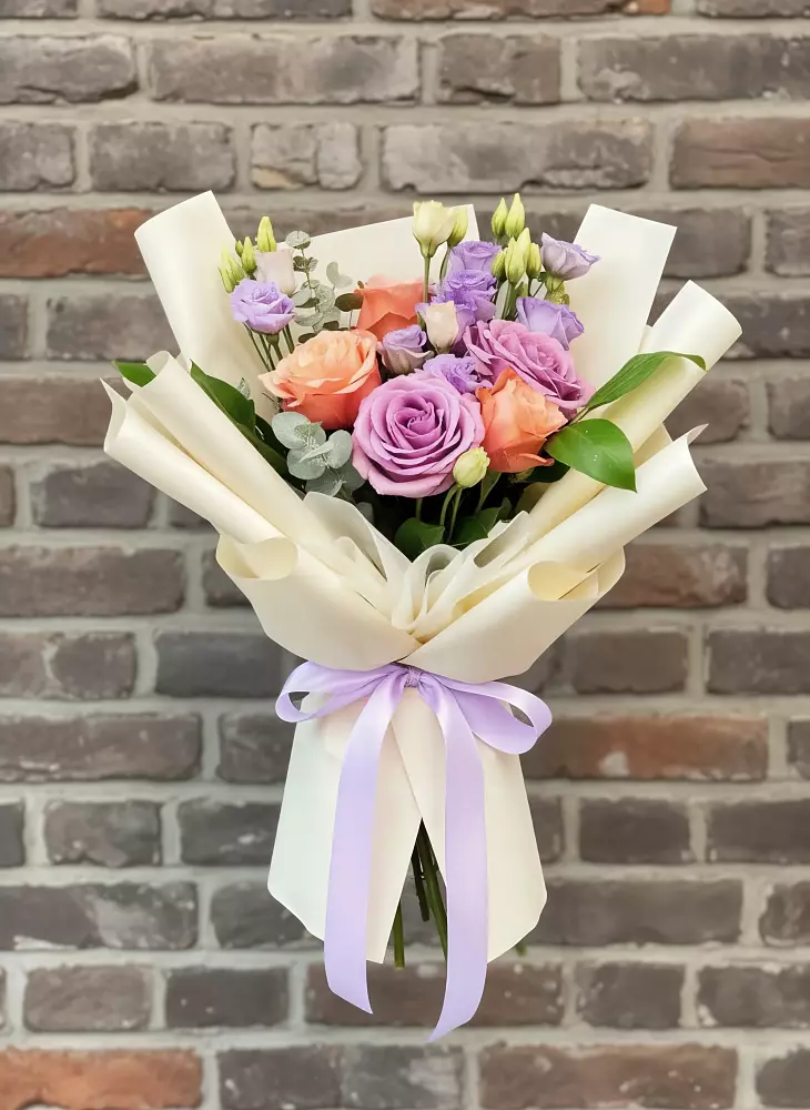 Букет цветов из: Лизиантусы и Розы в Туже