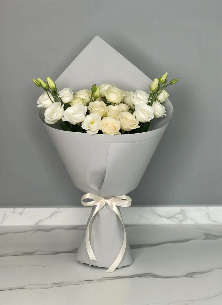 Букет цветов из: Розы и Лизиантусы в Туже