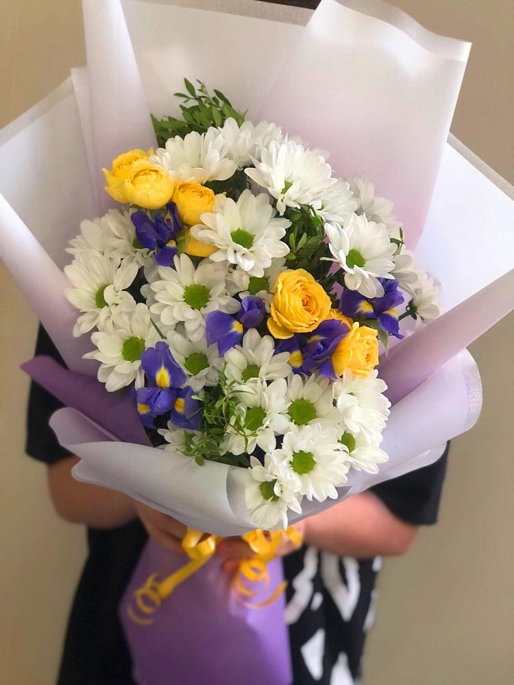 Букет цветов из: Ирисы, Хризантемы и Розы в Туже