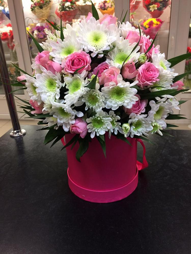 Цветочная композиция из Розы и Хризантемы в шляпной коробке в Туже