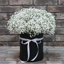 Цветочная композиция из Гипсофила в шляпной коробке в Туже